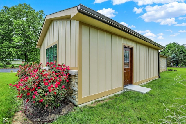 126 E 86th St, Indianapolis, IN 46240 - view of side of property featuring a lawn and board and batten siding