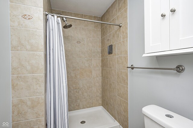 148 S 3rd Ave, Beech Grove, IN 46107 - full bath with tiled shower and toilet