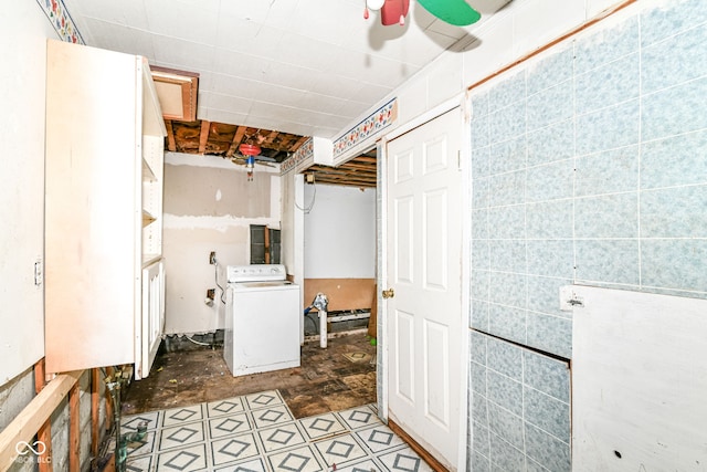 6238 E 43rd St, Indianapolis, IN 46226 - laundry room with washer / clothes dryer and a ceiling fan