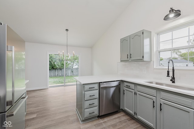 374 Pomona Ct, Greenfield, IN 46140 - kitchen featuring stainless steel appliances, gray cabinetry, a sink, lofted ceiling, and a peninsula