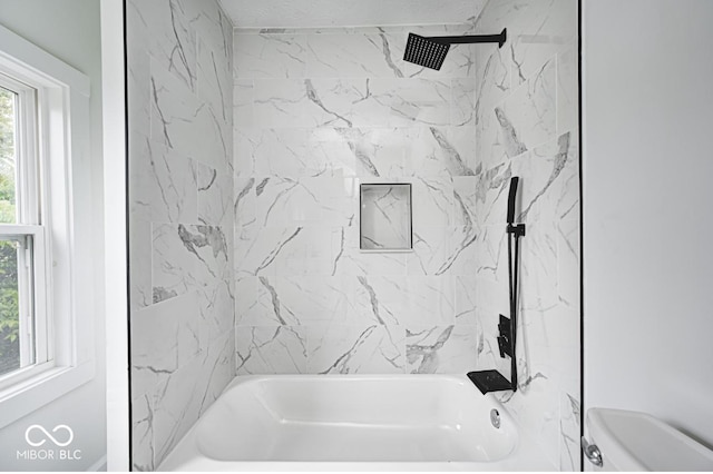 815 E 24th St E, Indianapolis, IN 46205 - full bath featuring toilet and washtub / shower combination