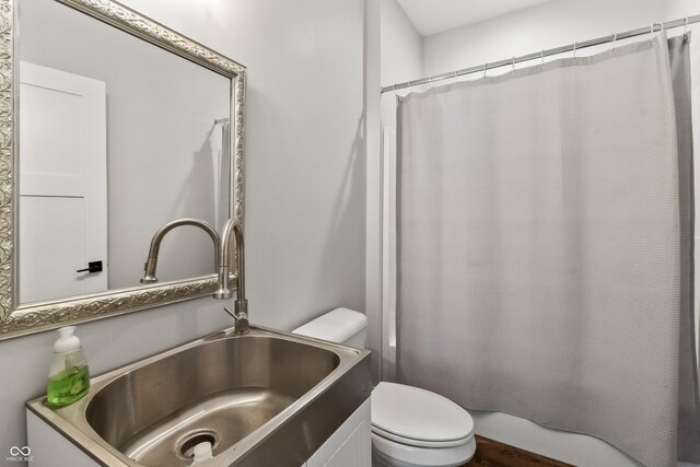 4808 Lakeview Dr, Greenwood, IN 46143 - full bathroom featuring a sink, toilet, and shower / bath combo