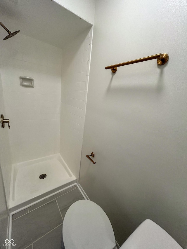 1653 Wade St, Indianapolis, IN 46203 - full bathroom featuring toilet and a shower