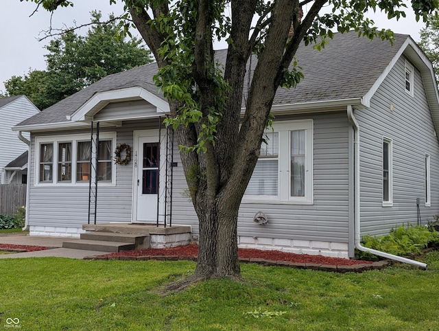 1728 Newton St, Columbus, IN 47201 - view of front of home featuring a front lawn and roof with shingles
