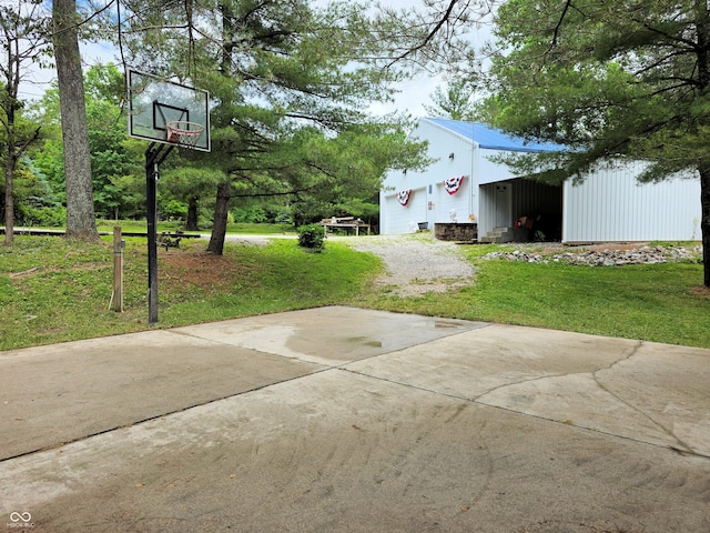 8310 Dog Trot Ln, Morgantown, IN 46160 - view of basketball court with a lawn