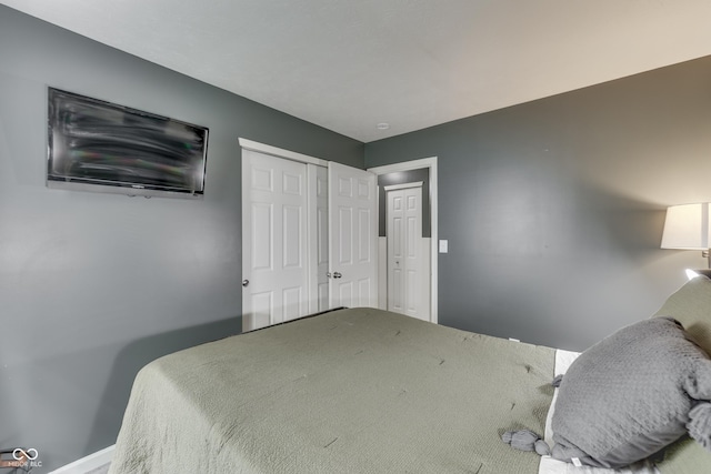 933 Curlew Ln, Greenwood, IN 46143 - bedroom with a closet