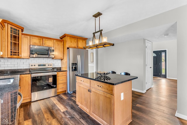 9754 Bradford Knoll Dr, Fishers, IN 46037 - kitchen featuring stainless steel appliances, dark wood-type flooring, decorative backsplash, glass insert cabinets, and baseboards