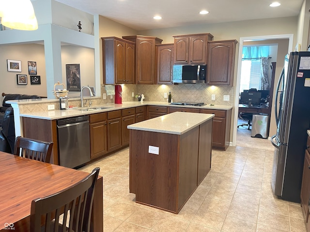 5010 Cabrillo Dr, Plainfield, IN 46168 - kitchen with stainless steel appliances, a sink, tasteful backsplash, a kitchen island, and recessed lighting