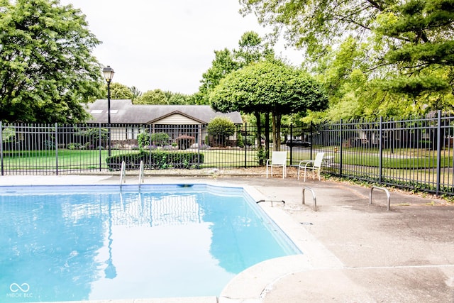 3935 Offshore Dr, Columbus, IN 47203 - view of swimming pool