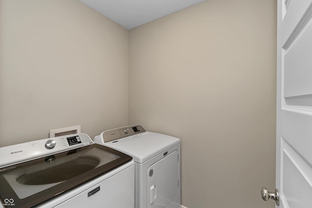 6917 Wolf Creek Ct, Whitestown, IN 46075 - laundry room featuring washer and dryer and baseboards