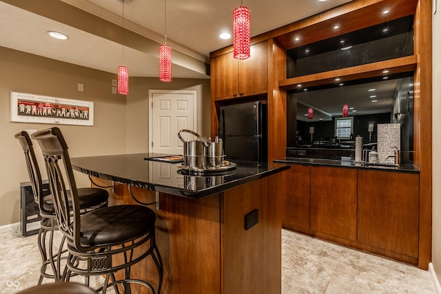 9804 Wentworth Ct, Carmel, IN 46032 - indoor wet bar featuring freestanding refrigerator, pendant lighting, recessed lighting, and baseboards
