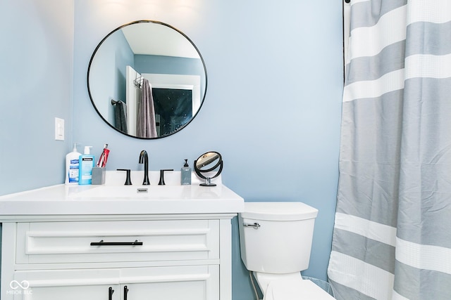 2209 W 9th St, Muncie, IN 47302 - full bathroom with vanity, toilet, and a shower with curtain