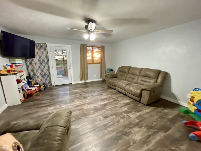 6593 N 800 W, Elwood, IN 46036 - living area featuring a ceiling fan, baseboards, and wood finished floors