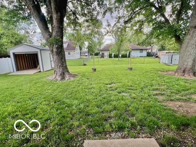 1834 Chandler Ln, Columbus, IN 47203 - view of yard