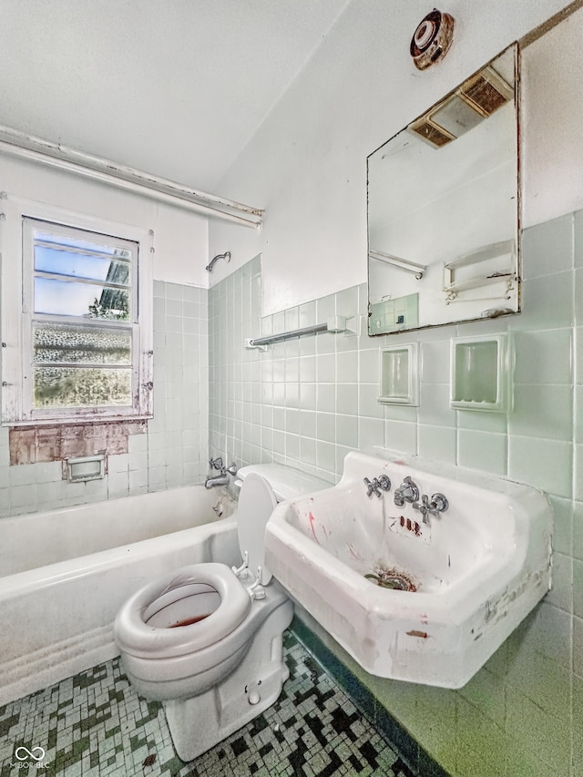 3615 N Dequincy St, Indianapolis, IN 46218 - full bath featuring tile walls, toilet, bathing tub / shower combination, and a sink