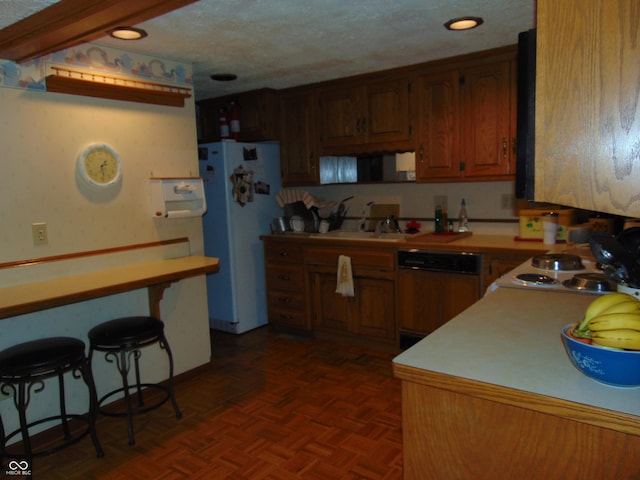 2625 S 200 E, Lebanon, IN 46052 - kitchen featuring white appliances, light countertops, a sink, a kitchen bar, and recessed lighting