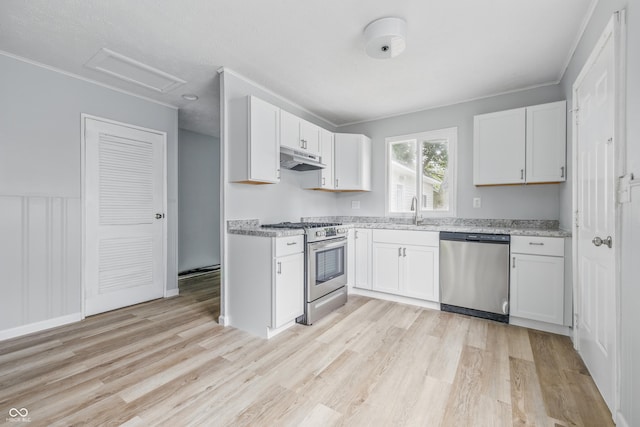 903 Sunset Dr, Lebanon, IN 46052 - kitchen featuring stainless steel appliances, under cabinet range hood, a sink, light wood-style flooring, and crown molding