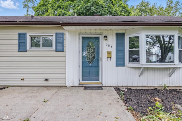 903 Sunset Dr, Lebanon, IN 46052 - view of exterior entry featuring a shingled roof