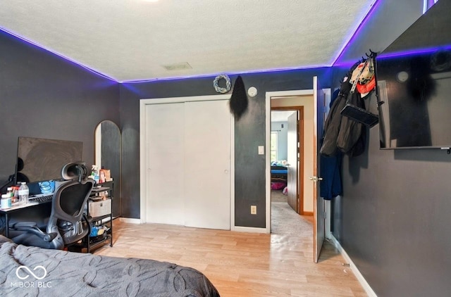 6396 Granny Smith Ln, Avon, IN 46123 - bedroom featuring wood finished floors, a closet, a textured ceiling, and baseboards