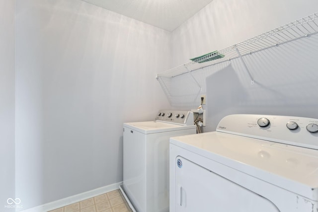 5852 Long Ridge Pl, Indianapolis, IN 46221 - laundry area with separate washer and dryer and baseboards