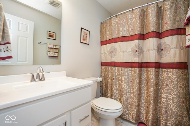 7184 Lillian Pl, Cumberland, IN 46229 - full bathroom featuring vanity, toilet, and a shower with curtain
