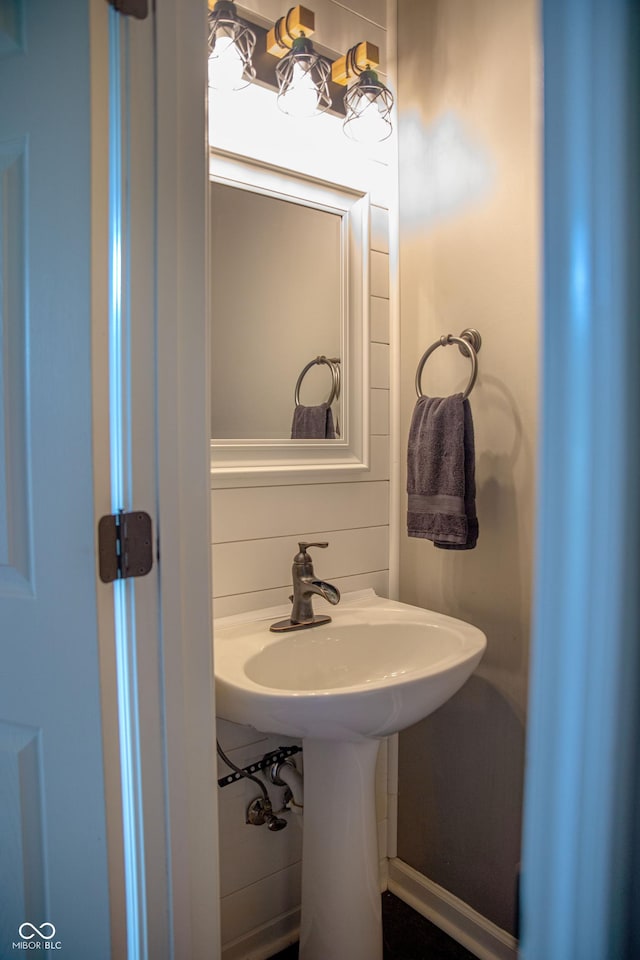 bathroom featuring a sink