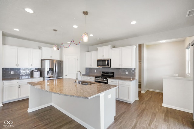 6830 Park Grove Blvd, Whitestown, IN 46075 - kitchen featuring stainless steel appliances, a sink, tasteful backsplash, a kitchen island with sink, and baseboards