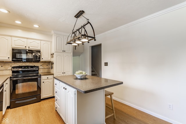7935 N County Road 650 E, Brownsburg, IN 46112 - kitchen featuring black appliances, crown molding, light wood-style flooring, a kitchen breakfast bar, and backsplash