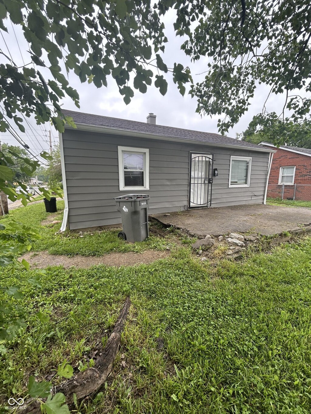 3202 N Emerson Ave, Indianapolis, IN 46218 - back of property with a patio area