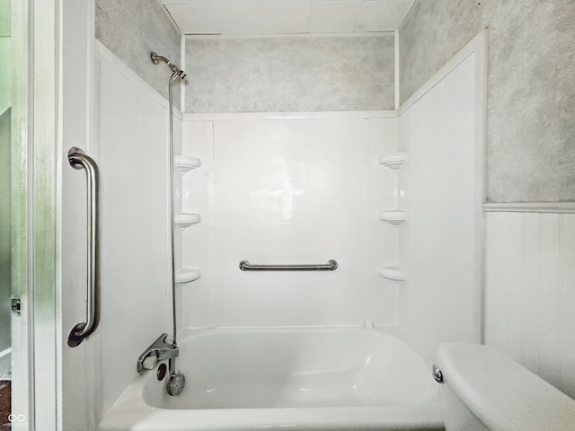 621 N Livingston Ave, Indianapolis, IN 46222 - full bathroom with toilet and shower / bathtub combination