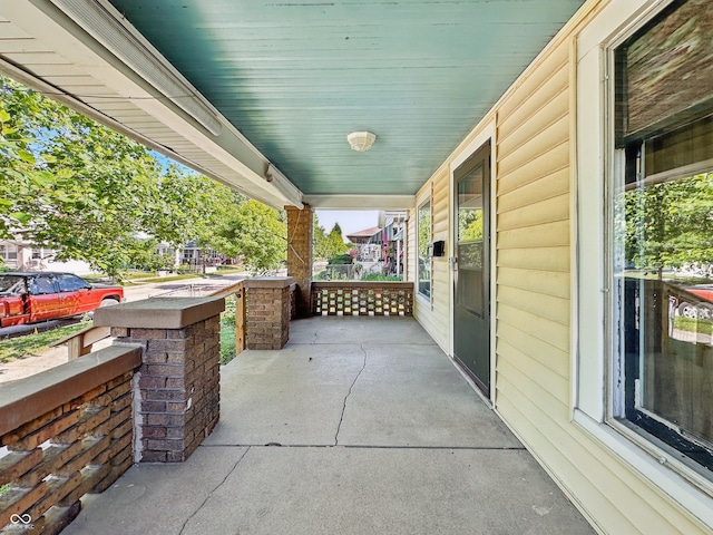 621 N Livingston Ave, Indianapolis, IN 46222 - view of porch