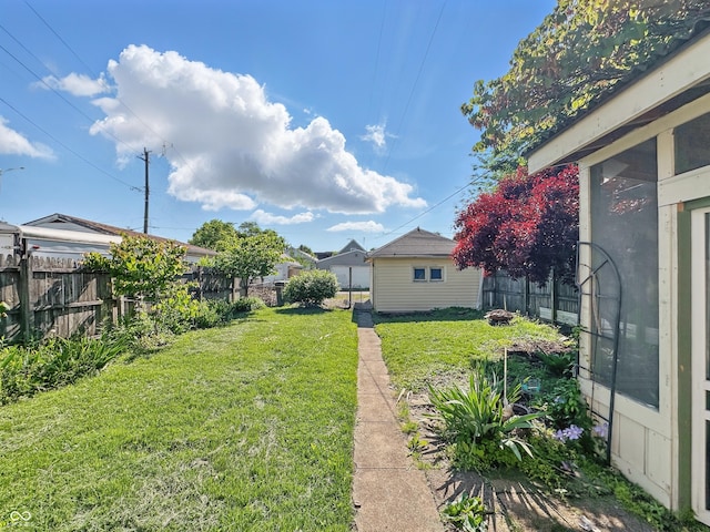 621 N Livingston Ave, Indianapolis, IN 46222 - view of yard