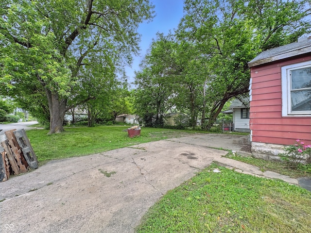 3526 E Vermont St, Indianapolis, IN 46201 - view of grassy yard featuring a patio