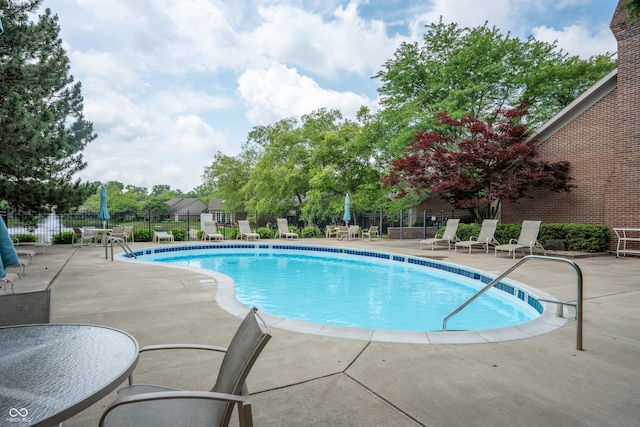 131 Olde Mill Bay, Indianapolis, IN 46260 - community pool with a patio area