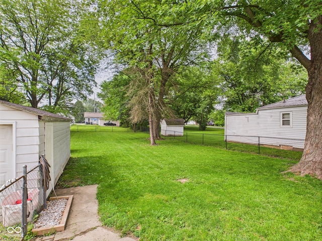 2405 E 9th St, Anderson, IN 46012 - view of yard
