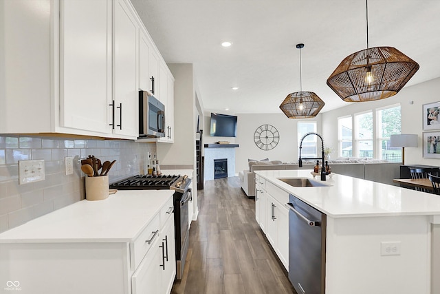 9716 Cimmaron Ave, Mccordsville, IN 46055 - kitchen featuring open floor plan, stainless steel appliances, a sink, tasteful backsplash, and dark wood-style floors
