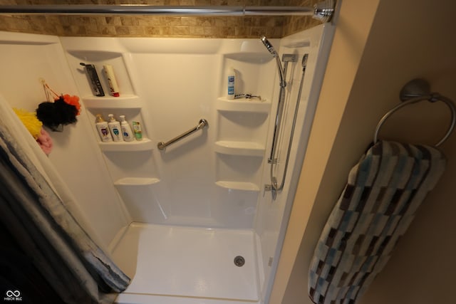 5654 Paradise Dr, Martinsville, IN 46151 - full bathroom featuring a shower stall