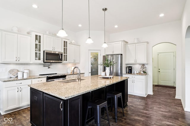 1521 Avondale Dr, Westfield, IN 46074 - kitchen featuring appliances with stainless steel finishes, a sink, arched walkways, backsplash, and recessed lighting