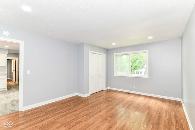 8445 Montery Rd, Indianapolis, IN 46226 - spare room featuring light wood finished floors, baseboards, a smoke detector, and recessed lighting