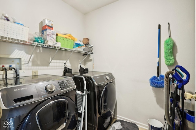 2887 Ludwig Dr, Indianapolis, IN 46239 - laundry room featuring washing machine and dryer and baseboards
