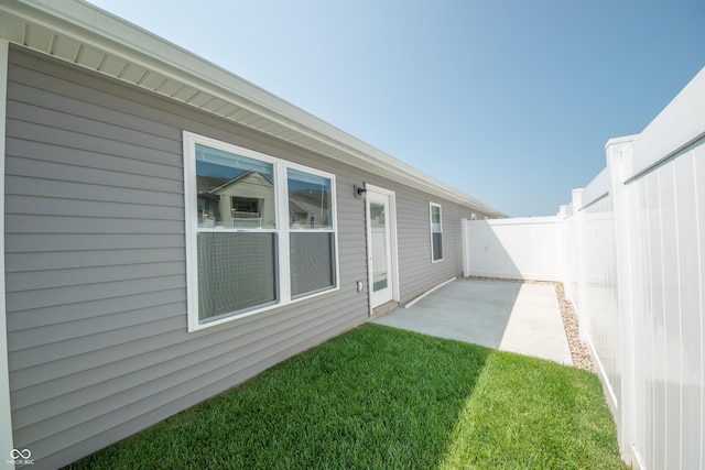1452 Coen Ct, Columbus, IN 47201 - view of yard with a patio area
