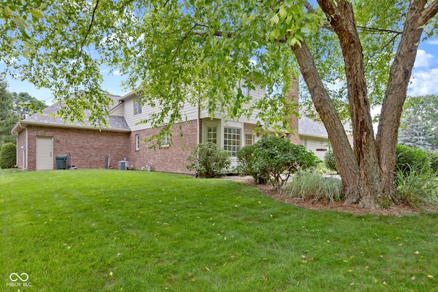 9175 Lakewind Dr, Indianapolis, IN 46256 - view of green lawn