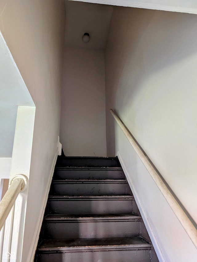 6322 Commons Dr, Indianapolis, IN 46254 - view of stairs
