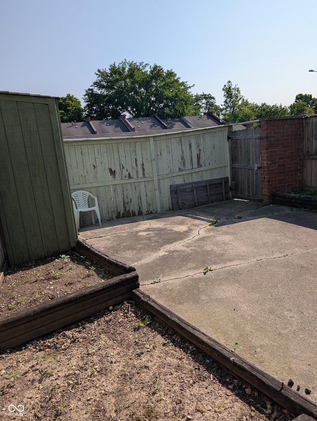 6322 Commons Dr, Indianapolis, IN 46254 - view of yard featuring a patio