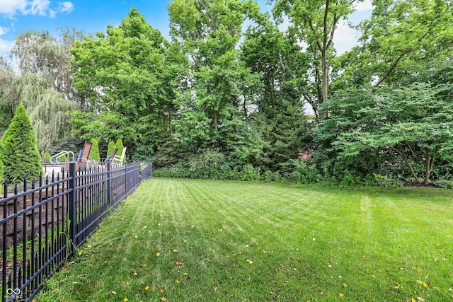 4075 Dartmoor Dr, Greenwood, IN 46143 - view of yard