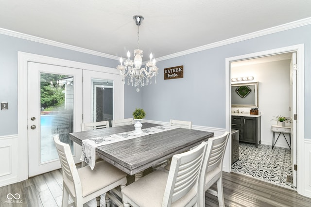 164 Wellington Pkwy, Noblesville, IN 46060 - dining space featuring wood finished floors, crown molding, and a chandelier