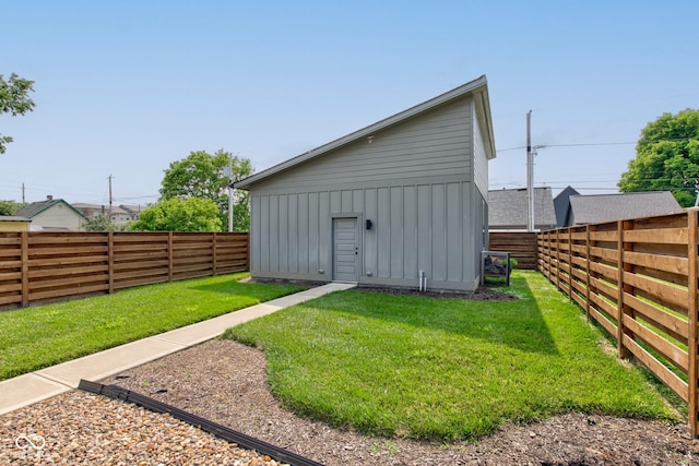 1622 Cornell Ave, Indianapolis, IN 46202 - view of outbuilding with a fenced backyard