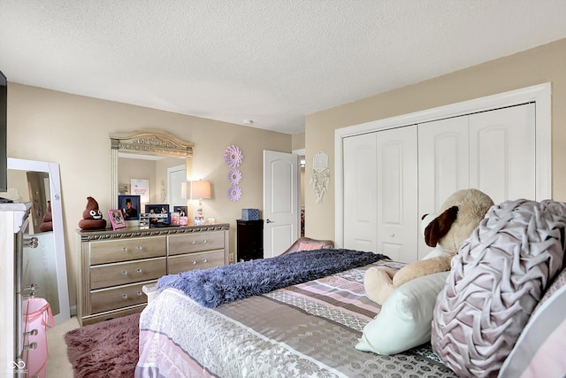 9605 Treyburn Green Way, Indianapolis, IN 46239 - bedroom featuring a closet, carpet floors, and a textured ceiling