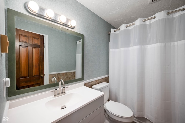 106 N Jamalee Way, Pendleton, IN 46064 - bathroom with toilet, vanity, a shower with curtain, and a textured ceiling