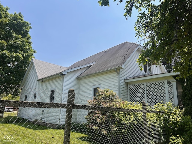 712 Cottage Ave, Anderson, IN 46012 - view of side of home featuring a shingled roof
